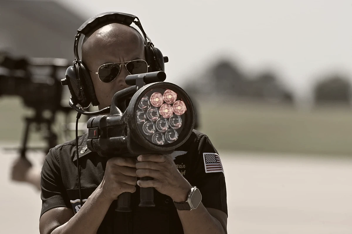 Crew chief with an aviation signal lamp